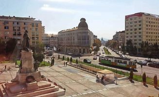 Piaţa Unirii şi Monumentul lui Al. I. Cuza – unul dintre sufletele cele mai mari ale neamului nostru, deoarece el a îndrumat înfăptuirea statului şi a culturii româneşti